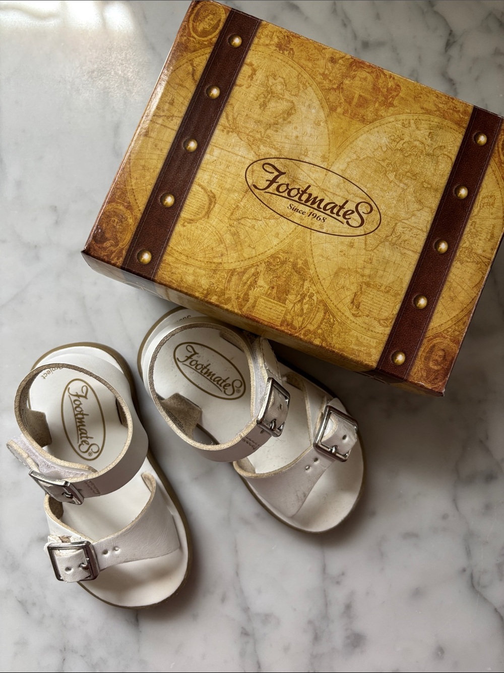 FootMates White Eco tide sandals with buckles